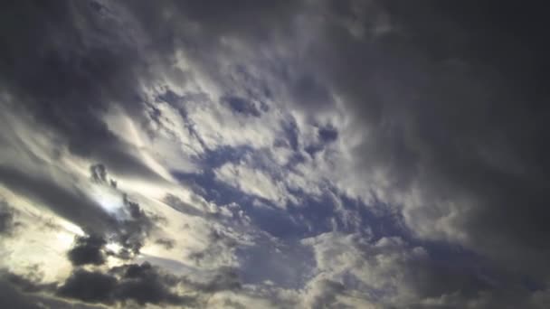 Nubes Lluvia Cúmulos Movimiento Lapso Tiempo Del Cielo Azul Dramático — Vídeo de stock