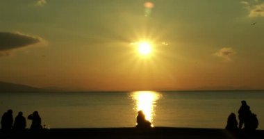Sunset Video 'da Sahilde Çok İyi İnsanlar.