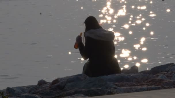 Sehr Nett Eine Frau Trinkt Bier Den Glitzernden Strandklippen — Stockvideo