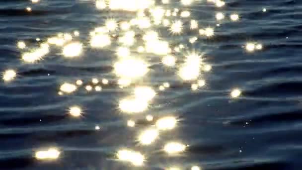 Brilhantes Brilhos Reflexão Sol Sobre Superfície Água Oceano — Vídeo de Stock