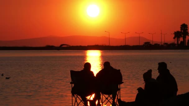 Πολύ Καλοί Άνθρωποι Στο Κόκκινο Ηλιοβασίλεμα Στο Sea Beach Πλάνα — Αρχείο Βίντεο