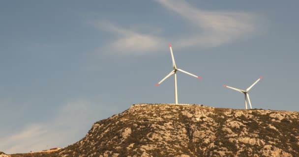 Rüzgar Enerji Türbinleri Yüksek Voltaj Hatları 3840X2160 Görüntüsü Elektrik Yenilenebilir — Stok video