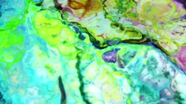 Psikedelik renkli renkli resimlerle soyut bir arkaplan. Sıvı boyanın hareket edip yavaşça kaymasıyla organik etki. Dönüyor ve yayılıyor.