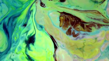 Psikedelik renkli renkli resimlerle soyut bir arkaplan. Sıvı boyanın hareket edip yavaşça kaymasıyla organik etki. Dönüyor ve yayılıyor.