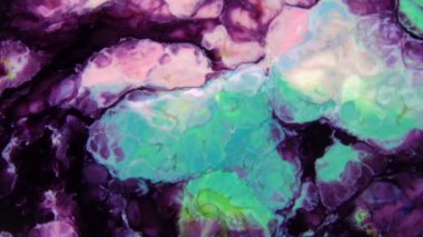 Psikedelik renkli renkli resimlerle soyut bir arkaplan. Sıvı boyanın hareket edip yavaşça kaymasıyla organik etki. Dönüyor ve yayılıyor.