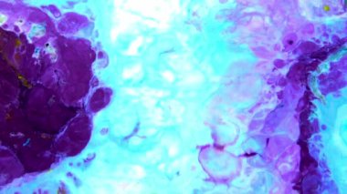 Psikedelik renkli renkli resimlerle soyut bir arkaplan. Sıvı boyanın hareket edip yavaşça kaymasıyla organik etki. Dönüyor ve yayılıyor.