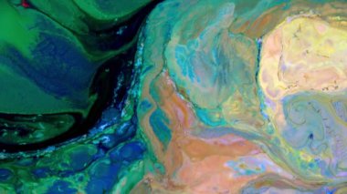 Psikedelik renkli renkli resimlerle soyut bir arkaplan. Sıvı boyanın hareket edip yavaşça kaymasıyla organik etki. Dönüyor ve yayılıyor.