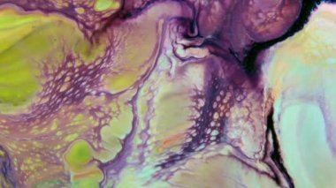 Psikedelik renkli renkli resimlerle soyut bir arkaplan. Sıvı boyanın hareket edip yavaşça kaymasıyla organik etki. Dönüyor ve yayılıyor.