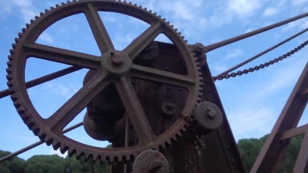 Velmi Pěkné Staré Rusty Crane Záběry — Stock video