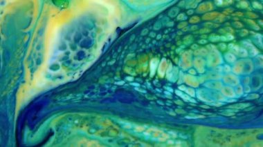 Psikedelik renkli renkli resimlerle soyut bir arkaplan. Sıvı boyanın hareket edip yavaşça kaymasıyla organik etki. Dönüyor ve yayılıyor.