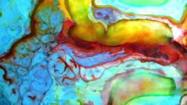 Psikedelik renkli renkli resimlerle soyut bir arkaplan. Sıvı boyanın hareket edip yavaşça kaymasıyla organik etki. Dönüyor ve yayılıyor.