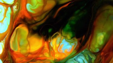 Psikedelik renkli renkli resimlerle soyut bir arkaplan. Sıvı boyanın hareket edip yavaşça kaymasıyla organik etki. Dönüyor ve yayılıyor.