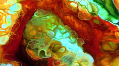 Psikedelik renkli renkli resimlerle soyut bir arkaplan. Sıvı boyanın hareket edip yavaşça kaymasıyla organik etki. Dönüyor ve yayılıyor.