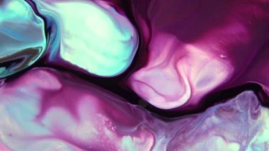 Psikedelik renkli renkli resimlerle soyut bir arkaplan. Sıvı boyanın hareket edip yavaşça kaymasıyla organik etki. Dönüyor ve yayılıyor.