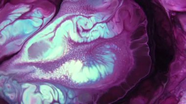 Psikedelik renkli renkli resimlerle soyut bir arkaplan. Sıvı boyanın hareket edip yavaşça kaymasıyla organik etki. Dönüyor ve yayılıyor.