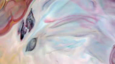 Psikedelik renkli renkli resimlerle soyut bir arkaplan. Sıvı boyanın hareket edip yavaşça kaymasıyla organik etki. Dönüyor ve yayılıyor.