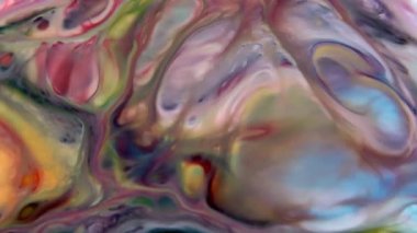 Psikedelik renkli renkli resimlerle soyut bir arkaplan. Sıvı boyanın hareket edip yavaşça kaymasıyla organik etki. Dönüyor ve yayılıyor.