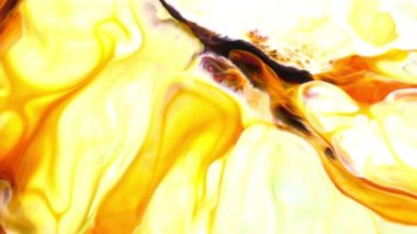 Psikedelik renkli renkli resimlerle soyut bir arkaplan. Sıvı boyanın hareket edip yavaşça kaymasıyla organik etki. Dönüyor ve yayılıyor.