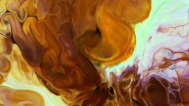 Psikedelik renkli renkli resimlerle soyut bir arkaplan. Sıvı boyanın hareket edip yavaşça kaymasıyla organik etki. Dönüyor ve yayılıyor.