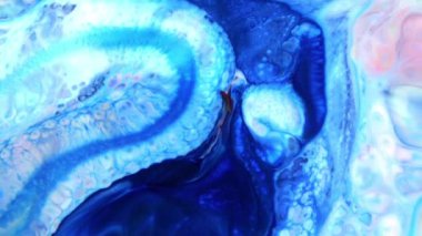 Psikedelik renkli renkli resimlerle soyut bir arkaplan. Sıvı boyanın hareket edip yavaşça kaymasıyla organik etki. Dönüyor ve yayılıyor.