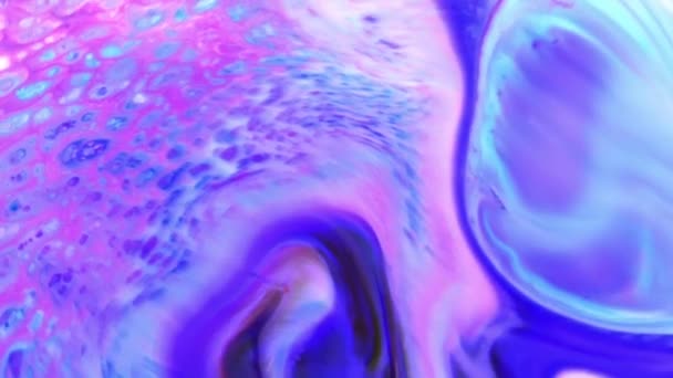 Fond abstrait avec la peinture psychédélique dans des couleurs vives colorées. Effet organique avec peinture fluide se déplaçant et glissant lentement. Tourbillons et propagation.