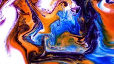 Psikedelik renkli renkli resimlerle soyut bir arkaplan. Sıvı boyanın hareket edip yavaşça kaymasıyla organik etki. Dönüyor ve yayılıyor.