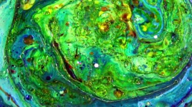 Psikedelik renkli renkli resimlerle soyut bir arkaplan. Sıvı boyanın hareket edip yavaşça kaymasıyla organik etki. Dönüyor ve yayılıyor.