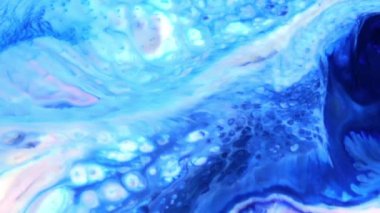 Psikedelik renkli renkli resimlerle soyut bir arkaplan. Sıvı boyanın hareket edip yavaşça kaymasıyla organik etki. Dönüyor ve yayılıyor.