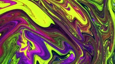 Psikedelik renkli renkli resimlerle soyut bir arkaplan. Sıvı boyanın hareket edip yavaşça kaymasıyla organik etki. Dönüyor ve yayılıyor.