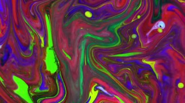 Psikedelik renkli renkli resimlerle soyut bir arkaplan. Sıvı boyanın hareket edip yavaşça kaymasıyla organik etki. Dönüyor ve yayılıyor.