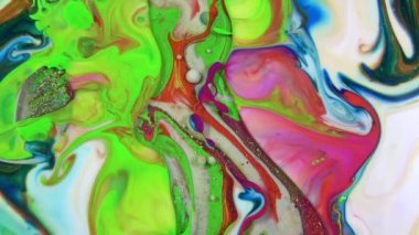 Psikedelik renkli renkli resimlerle soyut bir arkaplan. Sıvı boyanın hareket edip yavaşça kaymasıyla organik etki. Dönüyor ve yayılıyor.