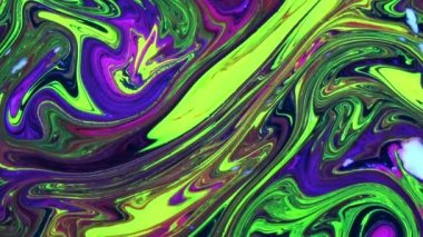 Psikedelik renkli renkli resimlerle soyut bir arkaplan. Sıvı boyanın hareket edip yavaşça kaymasıyla organik etki. Dönüyor ve yayılıyor.