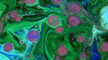 Psikedelik renkli renkli resimlerle soyut bir arkaplan. Sıvı boyanın hareket edip yavaşça kaymasıyla organik etki. Dönüyor ve yayılıyor.