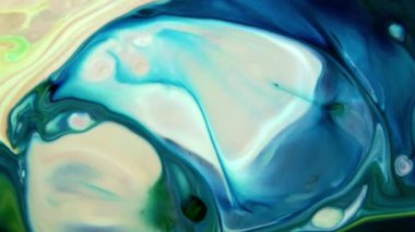 Psikedelik renkli renkli resimlerle soyut bir arkaplan. Sıvı boyanın hareket edip yavaşça kaymasıyla organik etki. Dönüyor ve yayılıyor.
