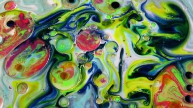 Psikedelik renkli renkli resimlerle soyut bir arkaplan. Sıvı boyanın hareket edip yavaşça kaymasıyla organik etki. Dönüyor ve yayılıyor.