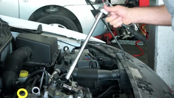 非常好的汽车修理工用插座扳手的镜头修理汽车 — 图库视频影像