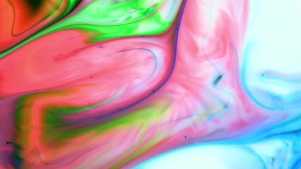 Résumé Le mouvement de peinture à l'encre explose et se propage sur un élément liquide laiteux 