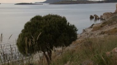  Çam Ağacı Tepesi 'nden Rocky adacıklarıyla kaplı deniz manzarası.