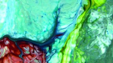 Psikedelik renkli renkli resimlerle soyut bir arkaplan. Sıvı boyanın hareket edip yavaşça kaymasıyla organik etki. Dönüyor ve yayılıyor.