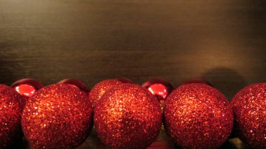 Noel dekorasyon: kırmızı küçük Noel ağacı topları