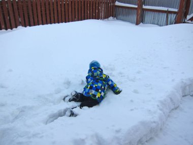 Kar rüzgârla oluşan kar yığını sağ çocuk