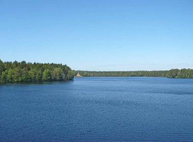 Yaz manzara: su, göl, mavi, yeşil, parlak