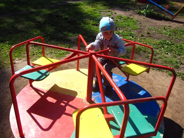 Miúdo Parque Infantil — Fotografia de Stock