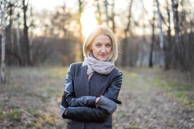 sarışın bir Sunny parkta