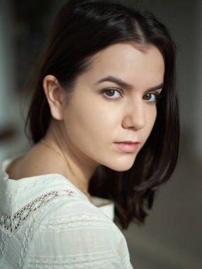 Kalın saçlı güzel esmer         