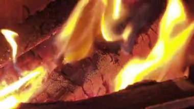 şömine odun yanan ve parlayan parçaları