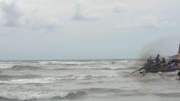 Ao Nang, Tailândia - 25 de julho de 2018. Dois barcos no oceano com barqueiros. Um flutua para longe. Vista sobre Grey Blue Sky . — Vídeo de Stock