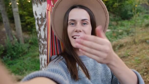 Ragazza Hipster Selfie Video Fotografici Durante Riposo Campeggio Sdraiata Amaca — Video Stock