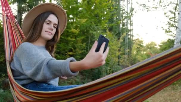 Güzel Genç Kız Blogcu Dinlenirken Selfie Çekiyor Hamakta Uzanıyor Gençliğin — Stok video