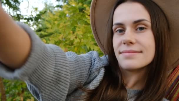 Bastante Feliz Chica Blogger Acostado Una Hamaca Entre Bosque Hace — Vídeos de Stock